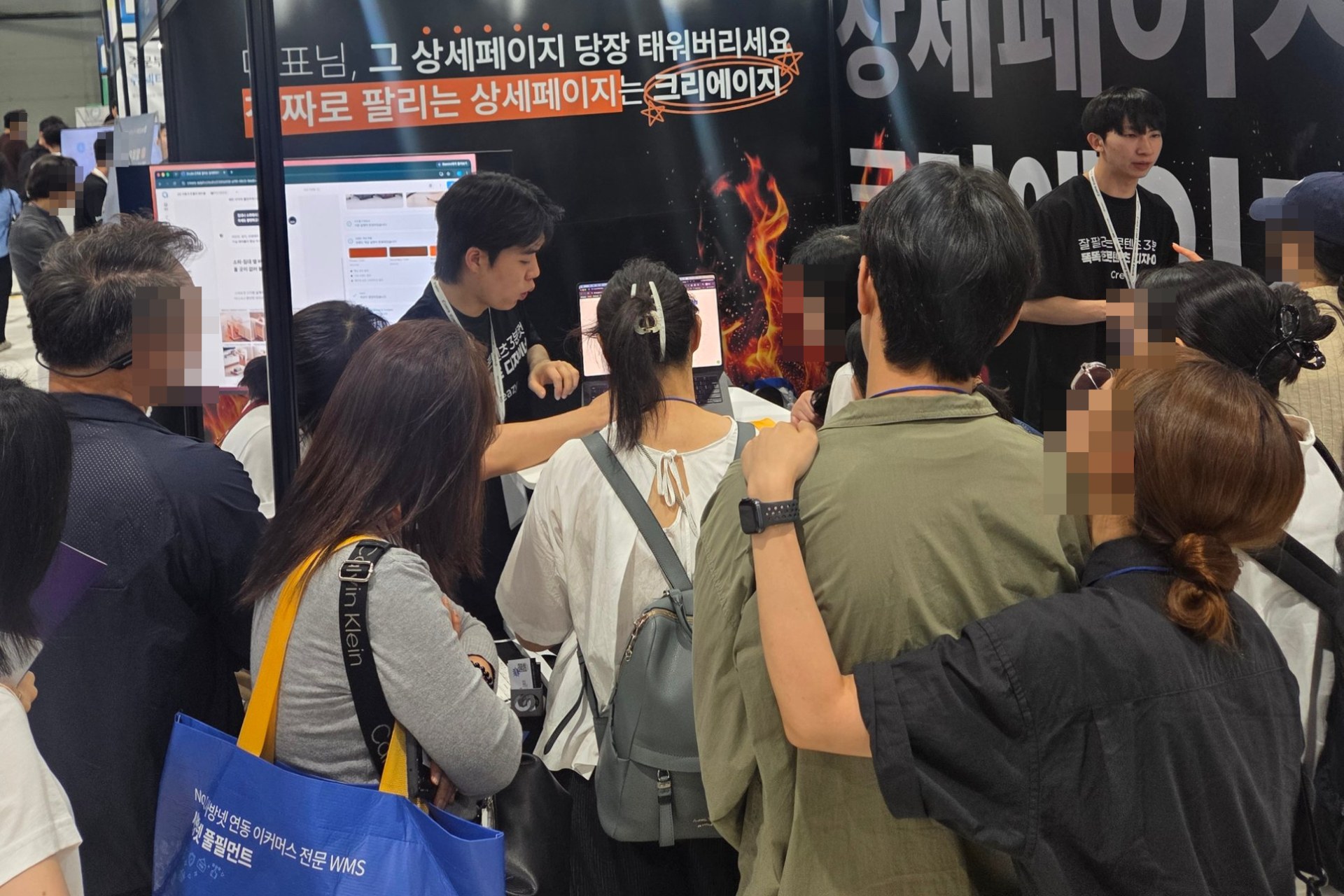 Visitors creating content with their own products at the Creazy booth